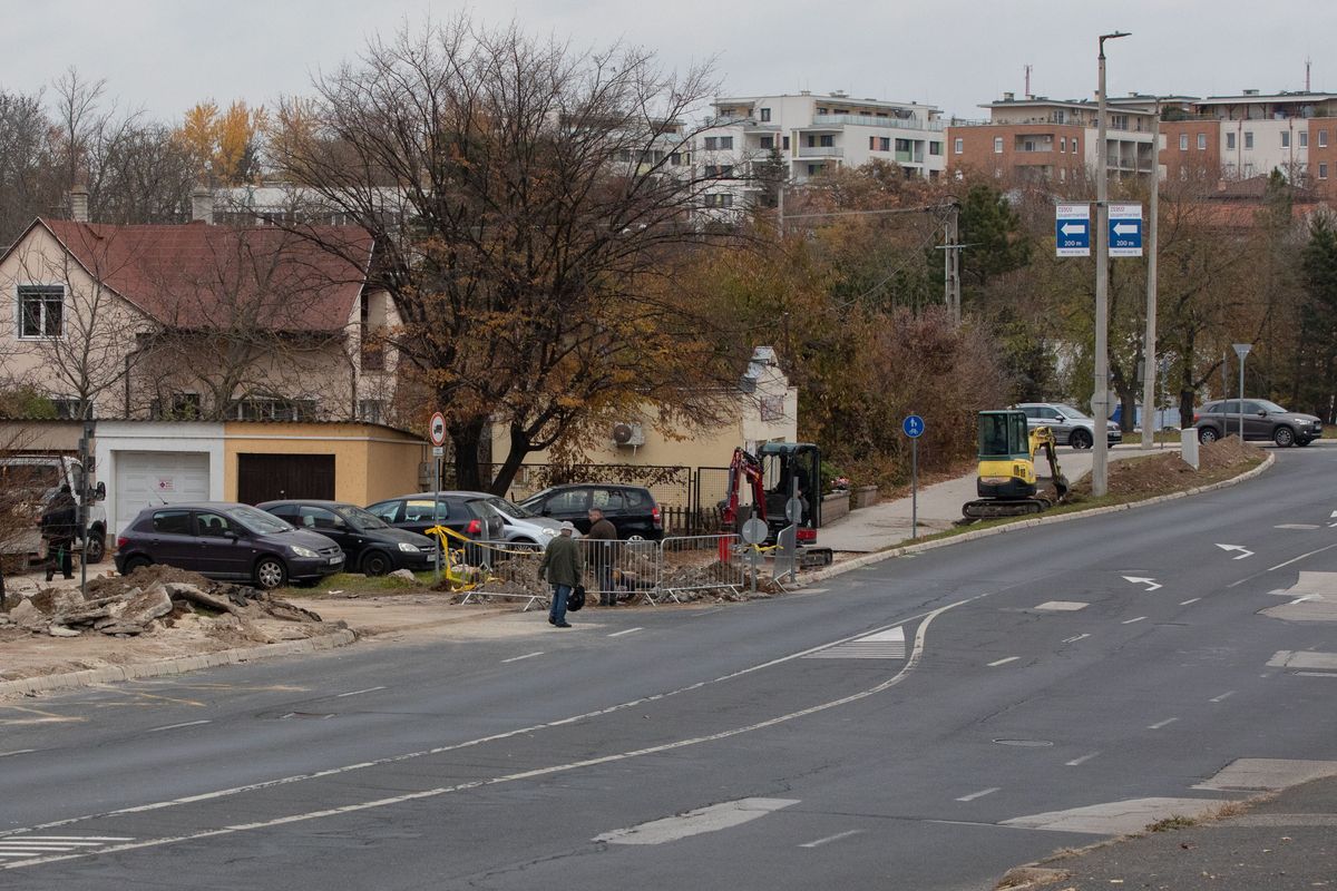 Az E.ON arról tájékoztatta az egyetemet, hogy szükséges a városi elektromos hálózat fejlesztése, mert a jelenlegi nem bírja el a többlet igényt