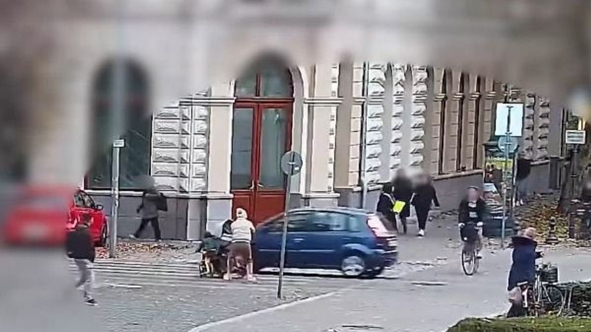 Vérfagyasztó képsorok: majdnem elgázoltak egy anyukát 2 gyermekével (videó)