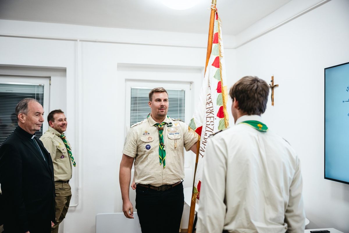 Új otthonra leltek a 126. Szent Imre cserkészcsapat tagjai. Középen a korábbi vezető, Halmay Gábor