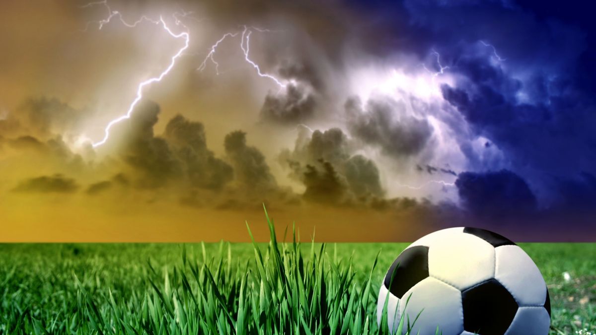 Tragédia a futballpályán: villám csapott a játékosokba