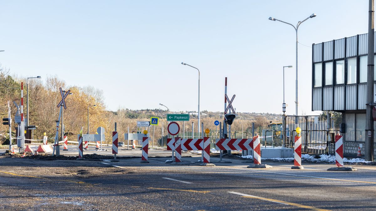Közlekedés a megyében: javítják a vasúti átjárót és lekereült a tábla