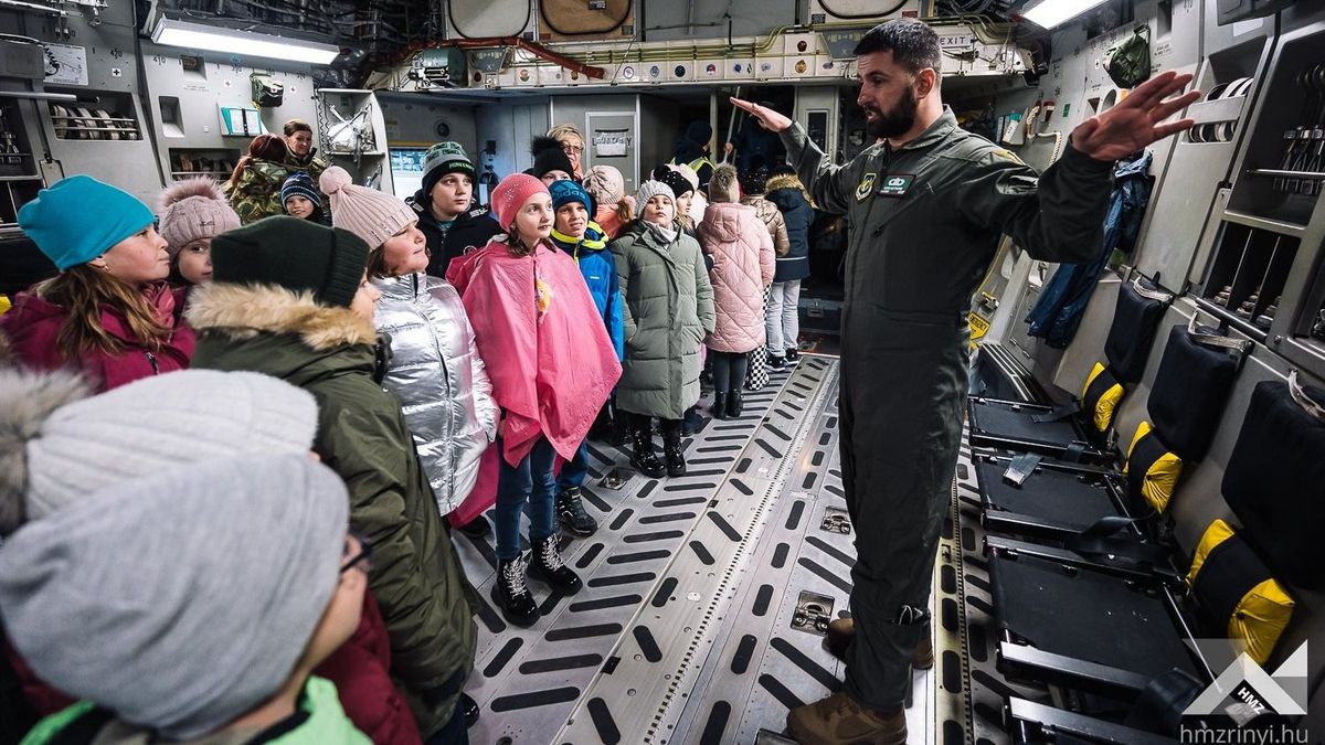 Több száz diák ismerkedett a katonai hivatással Pápán