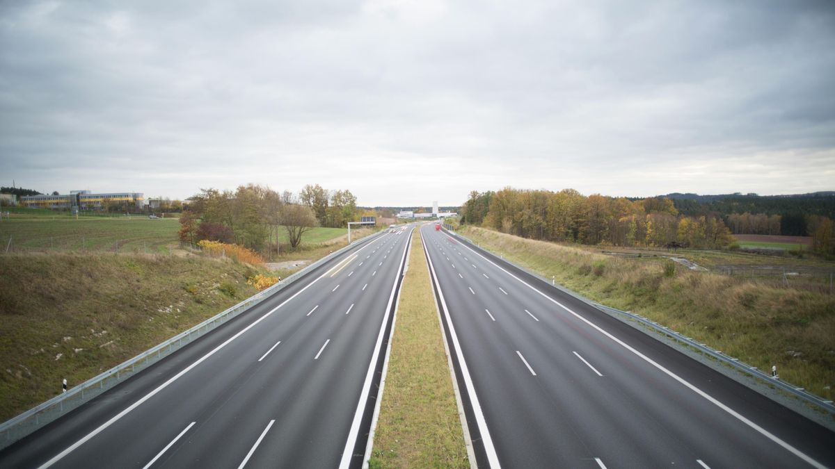 Ilyen nincs: egy félmeztelen nő feküdt az M7-es autópálya leállósávján