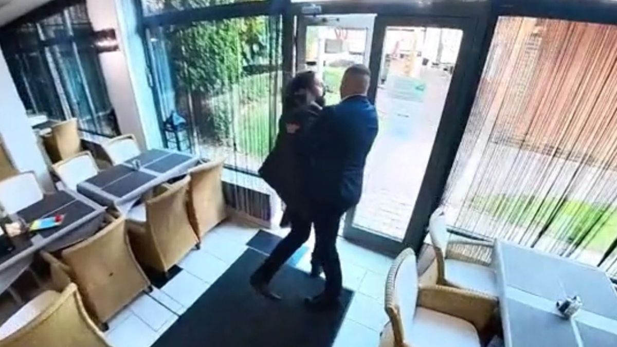 Magyar Péter testőre kidobta a Hír TV stábját sajtótájékoztatójukról