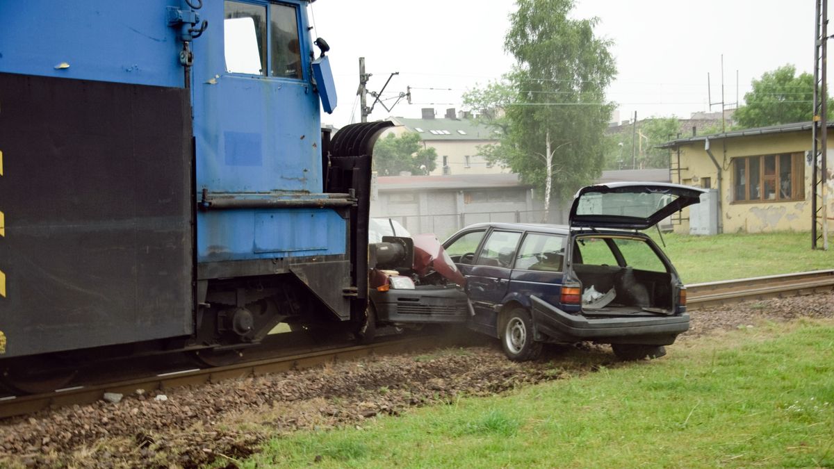Ellentétes irányból érkező vonatok szakítottak szét egy autót