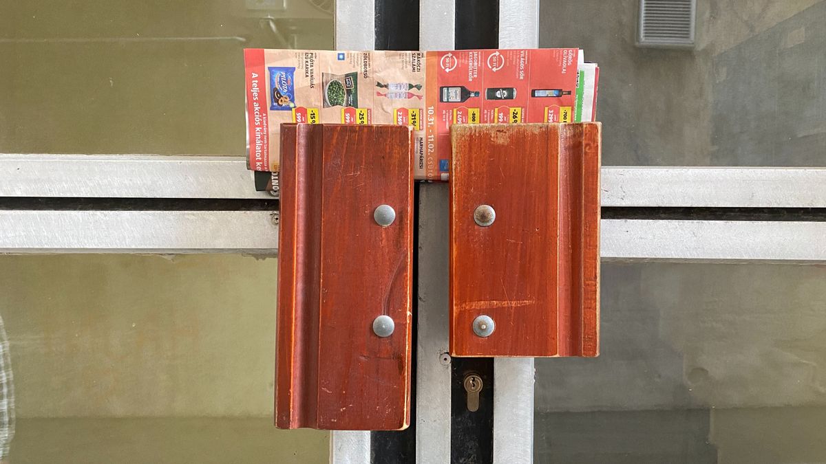 Kapuzárási pánik – Keressük a szórólapozót, aki másodszor zárta be egy tömbház lakóit (videó)