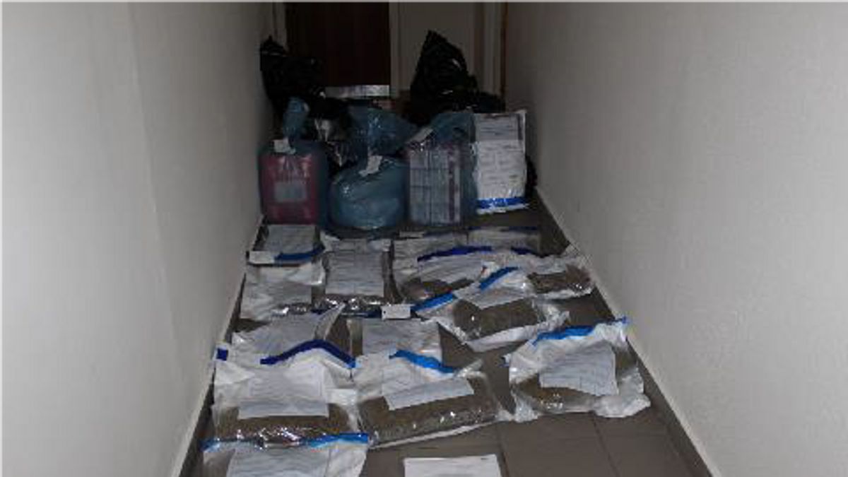 Volt minden, mint a búcsúban: több kiló drogot tartott a lakásában
