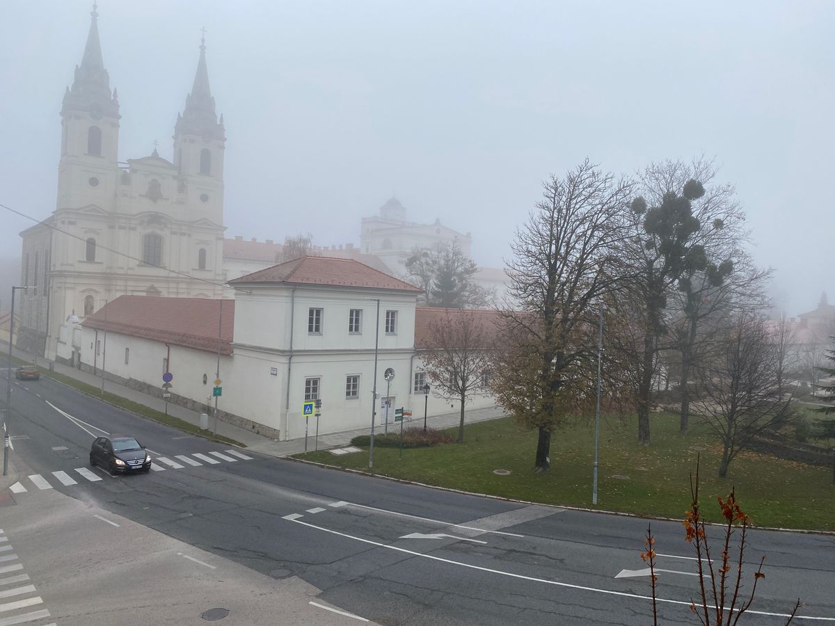 Zircen vasárnap ködös, párás időre ébredtek a lakók. A Bakony több területén is köd van