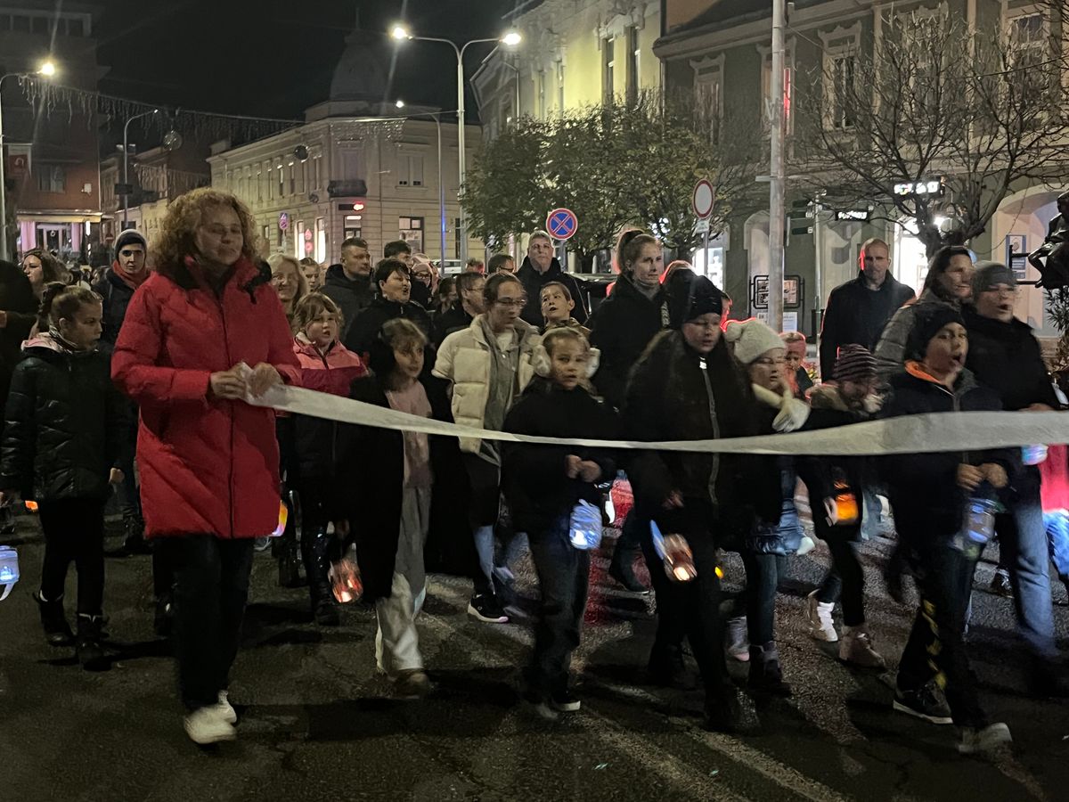 Szent Márton nyomát követve vonultak fel a gyerekek kis lámpásaikkal a városban