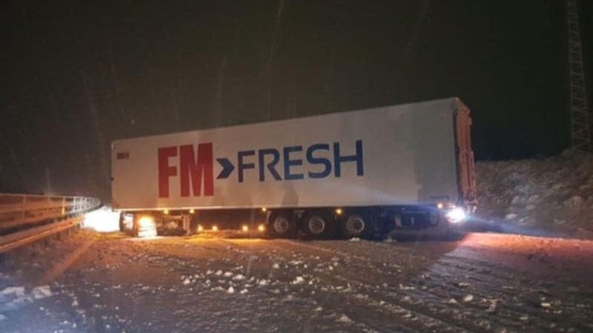 Elakadt teherautó nehezíti a közlekedést a 8-as főúton