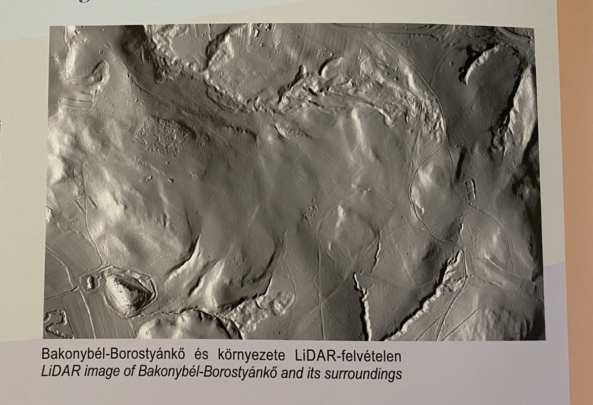 Bakonyi látnivalók feülről – A LiDAR egy fény alapú távérzékelés. Ezzel a technikával készült a bakonybéli szentkútról, a talajfelszín történeti rétegeiről felvétel 