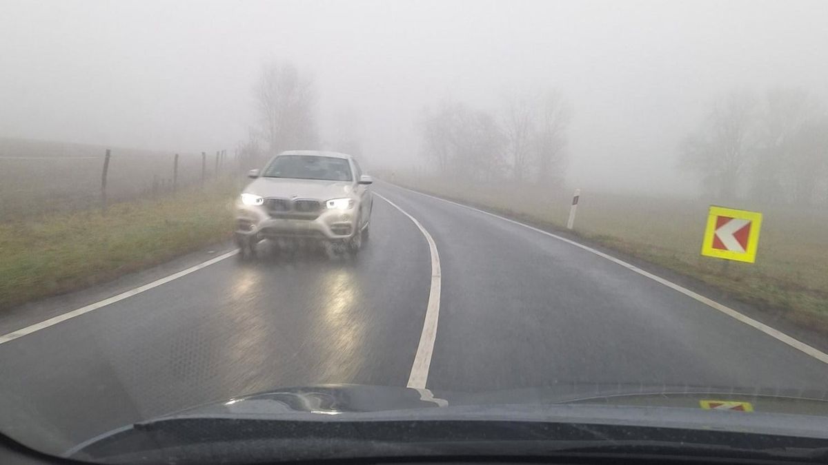 Veszélyhelyzet a Bakonyban, köd nehezíti a közlekedést a 82-esen