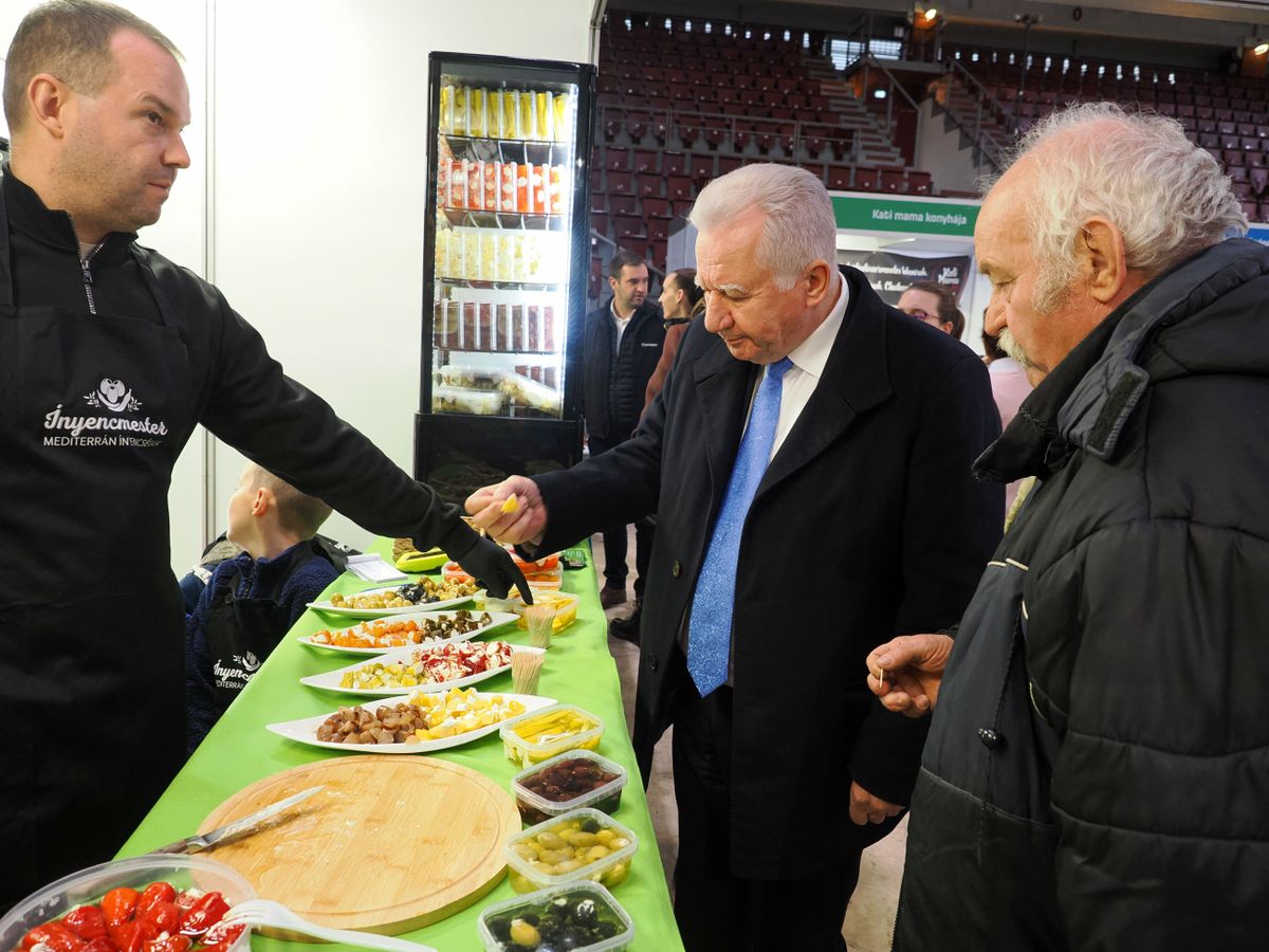 Jakab István (középen) szerint a rövid ellátási lánc igazi  örömforrás