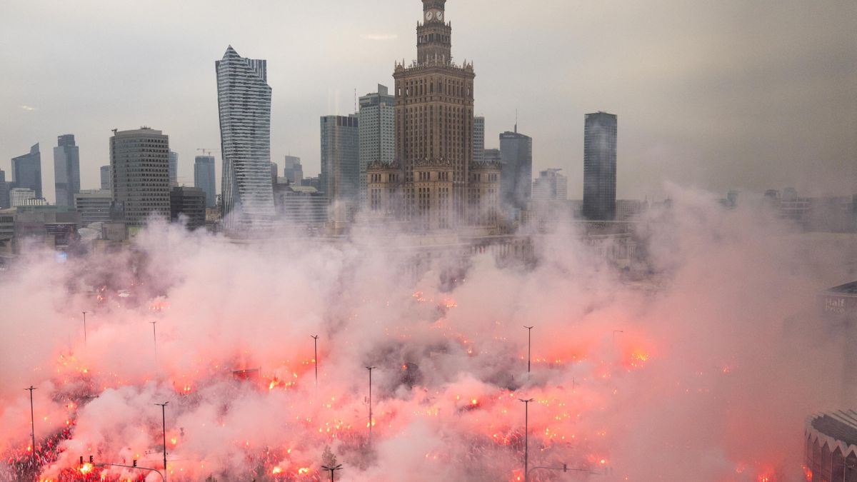 Varsói függetlenség napi menet: százezrek vonultak az utcára (videó)
