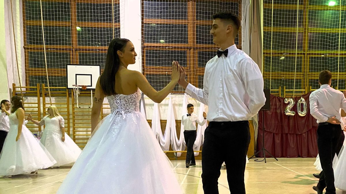 Büszkén, csinosan, izgatottan adták elő meglepetésműsorukat a bakonyi gimi végzősei (képgaléria, videó)