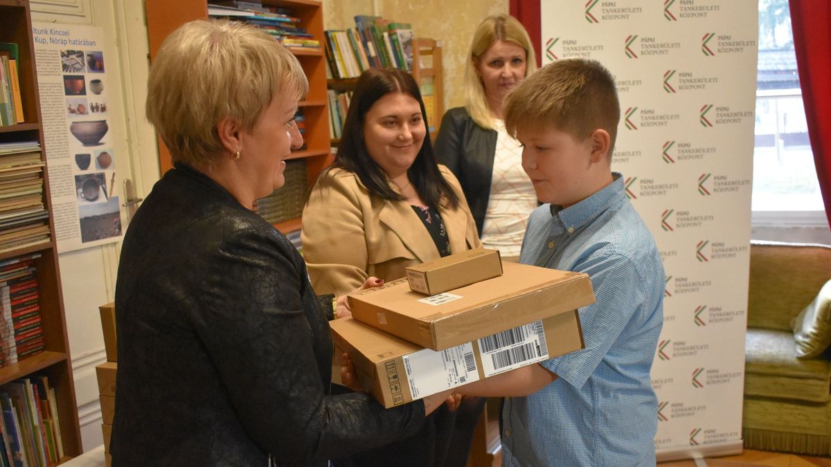 Notebookot kaptak az ötödik osztályosok, hogy könnyebben tanulhassanak