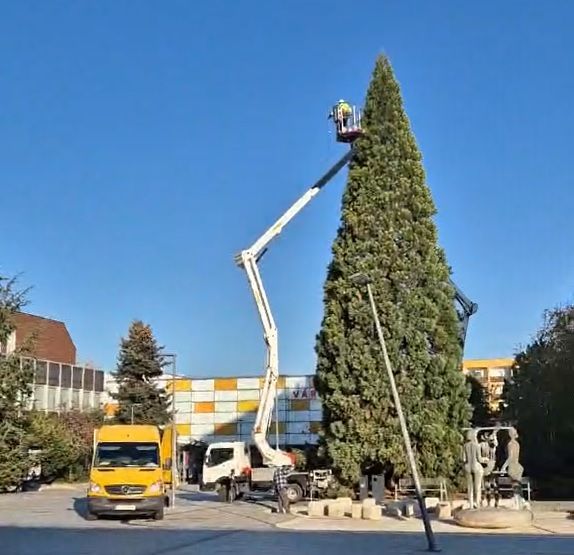 Elkezdték feltenni a karácsonyi fényeket Veszprém belvárosában