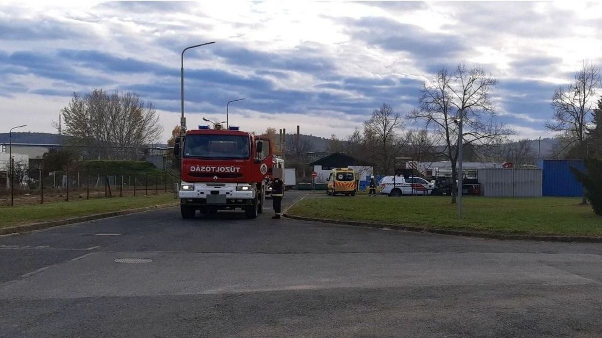 Iszonyatos tragédia Sopronban: halálra égett egy ember egy emelőkosaras autóban (videó)