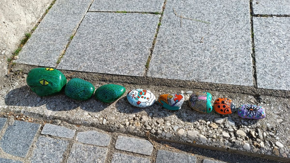 Színes kőkígyó tekereg a belvárosban