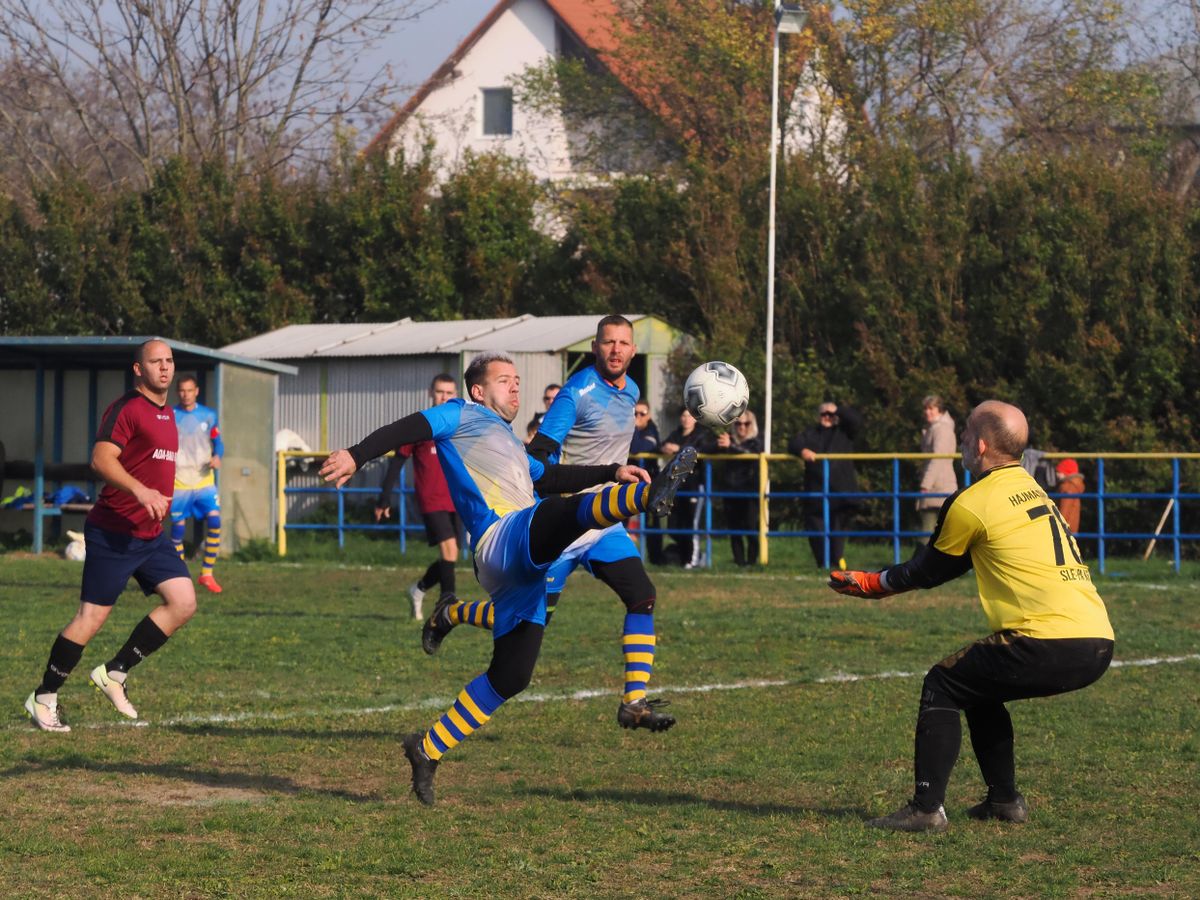 Folytatódott a Veszprém vármegyei foci küzdelemsorozata a harmadosztályban, ahol az Ugod 5-0-s vezetésről majdnem pontot bukott, a Litér pedig továbbra is veretlen. A Tótvázsony (képünkön) otthon tartotta a pontokat