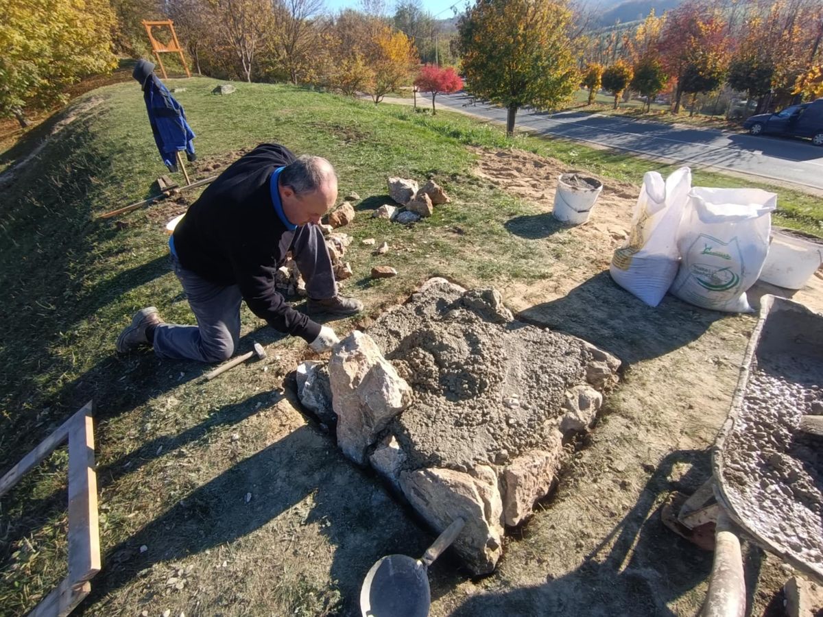 Kirmer Attilát a legjobb kőművesek közé sorolják a csesznekiek, a faluban lakik és ő építi most az őrtornyot 