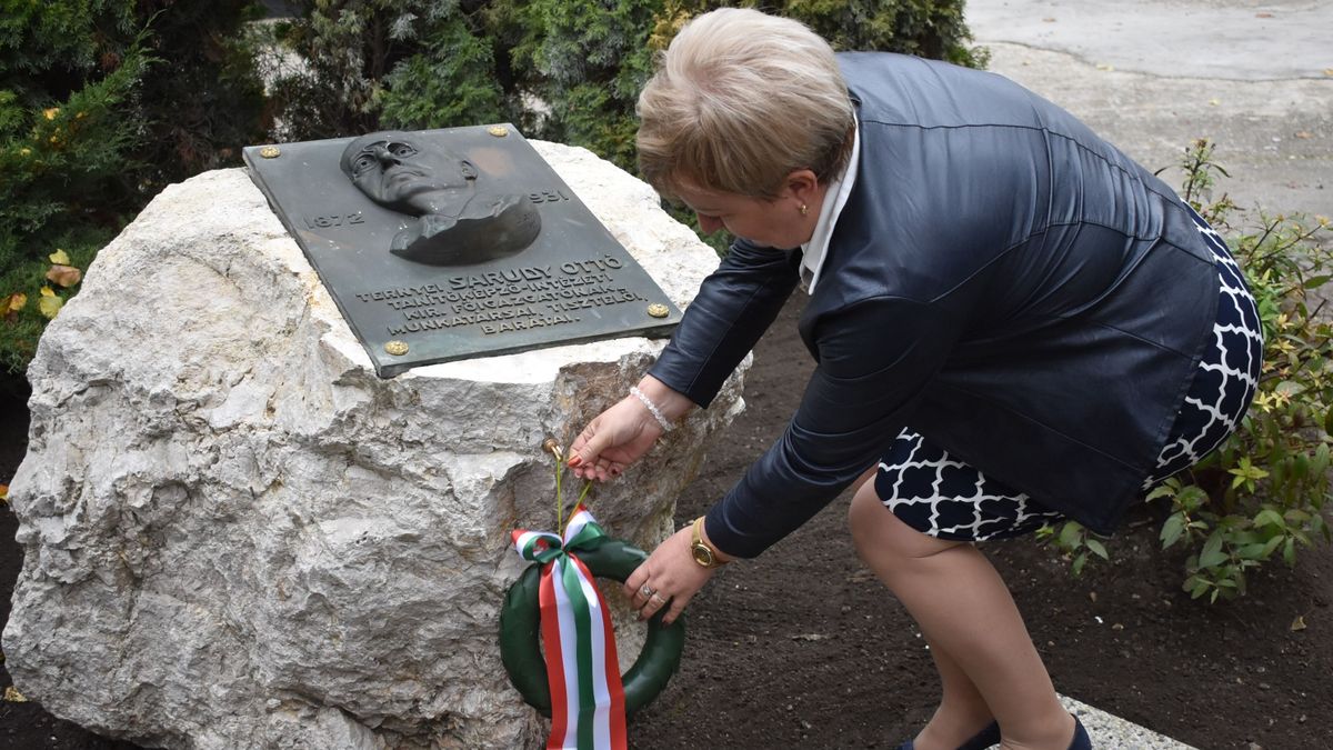 Emléktábla-avató ünnepség a Pápai Tankerületi Központnál