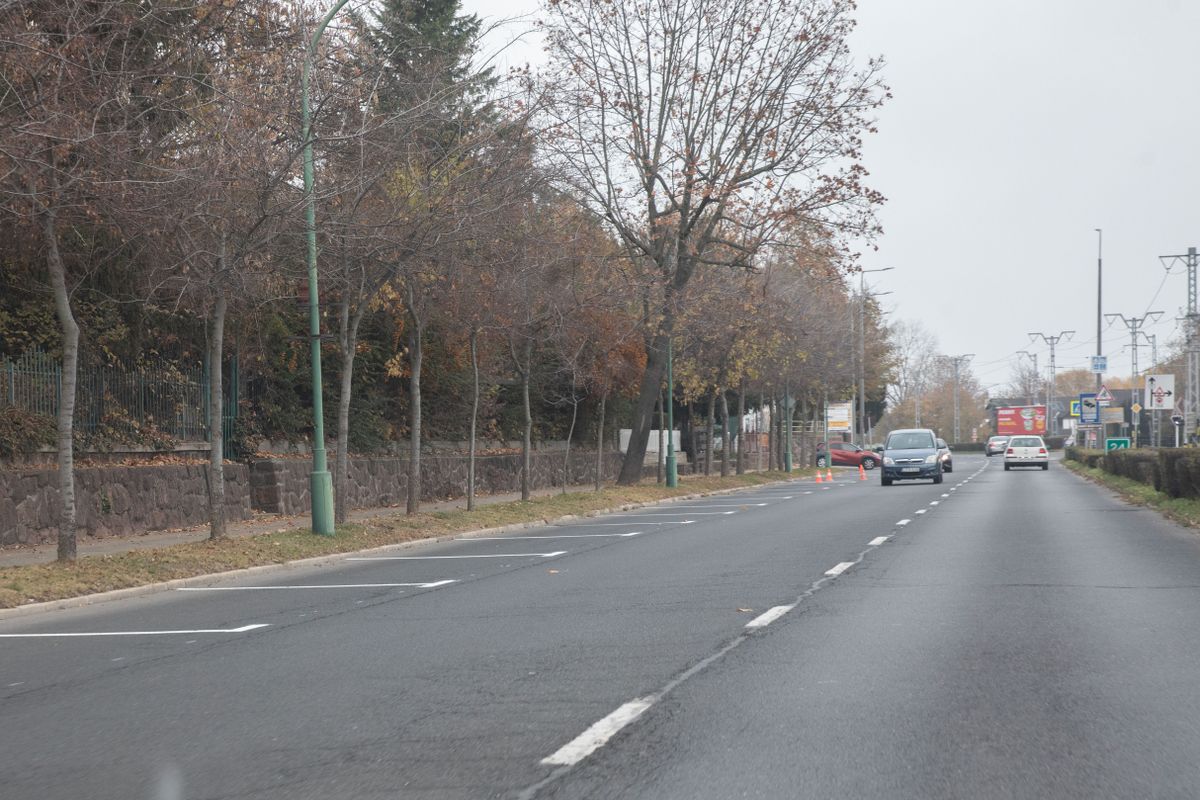 Balatonalmádi: parkolóhelyeket alakítanak ki a 71-es főúton 