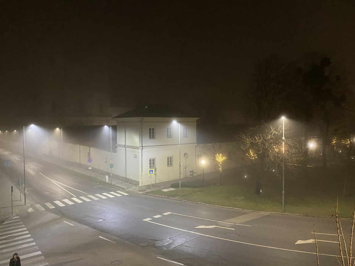 Látja, hogy nem látja? – A ködben szinte teljesen eltűntek Zircen a város jelképének számító templomtornyok.