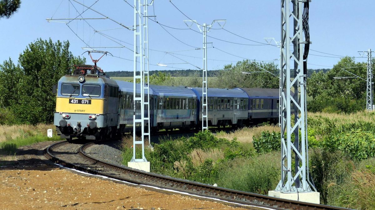 Mozdony ütközött egy üzemanyagot szállító szerelvénynek