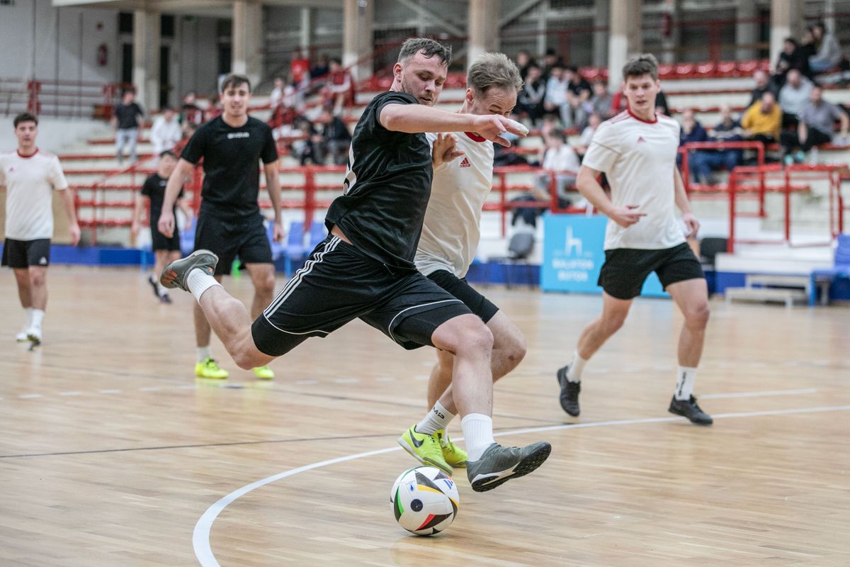 Idén is megrendezik a Szilveszter-kupa teremlabdarúgó tornát. A népszerű veszprémi megmérettetést az év utolsó hétvégéjén játszák.