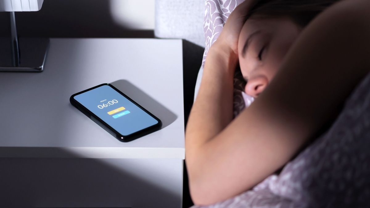 Csak még 5 perc! Ezért ébredünk fel az óracsörgés előtt