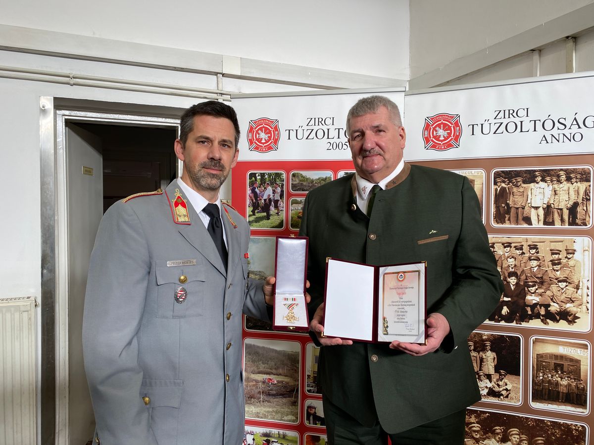 Pintér Richárd, az Önkormányzati Tűzoltóságok Országos Szövetségének elnöke adta át az elismerést Varga Lászlónak, a Bakonyerdő Zrt. vezérigazgatójának. 