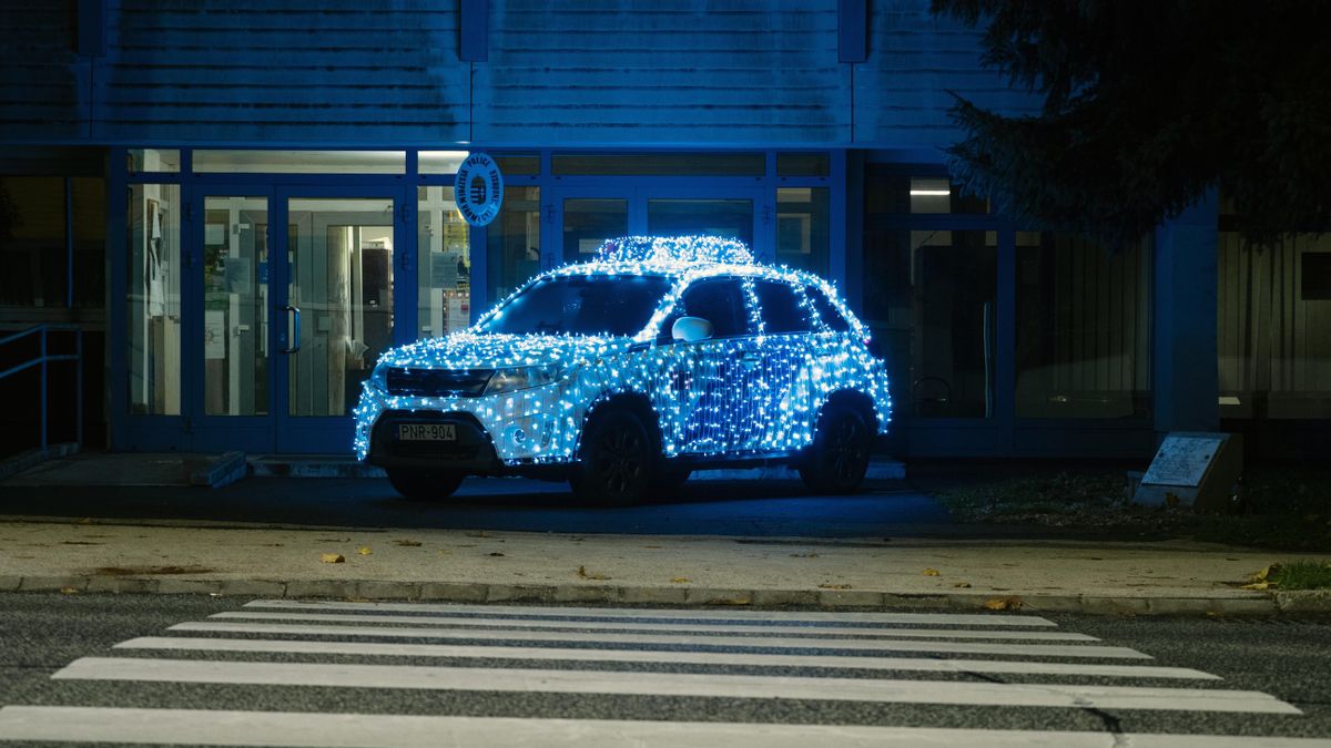 Rendőrautó karácsonyi fényekbe öltöztetve (képgaléria)