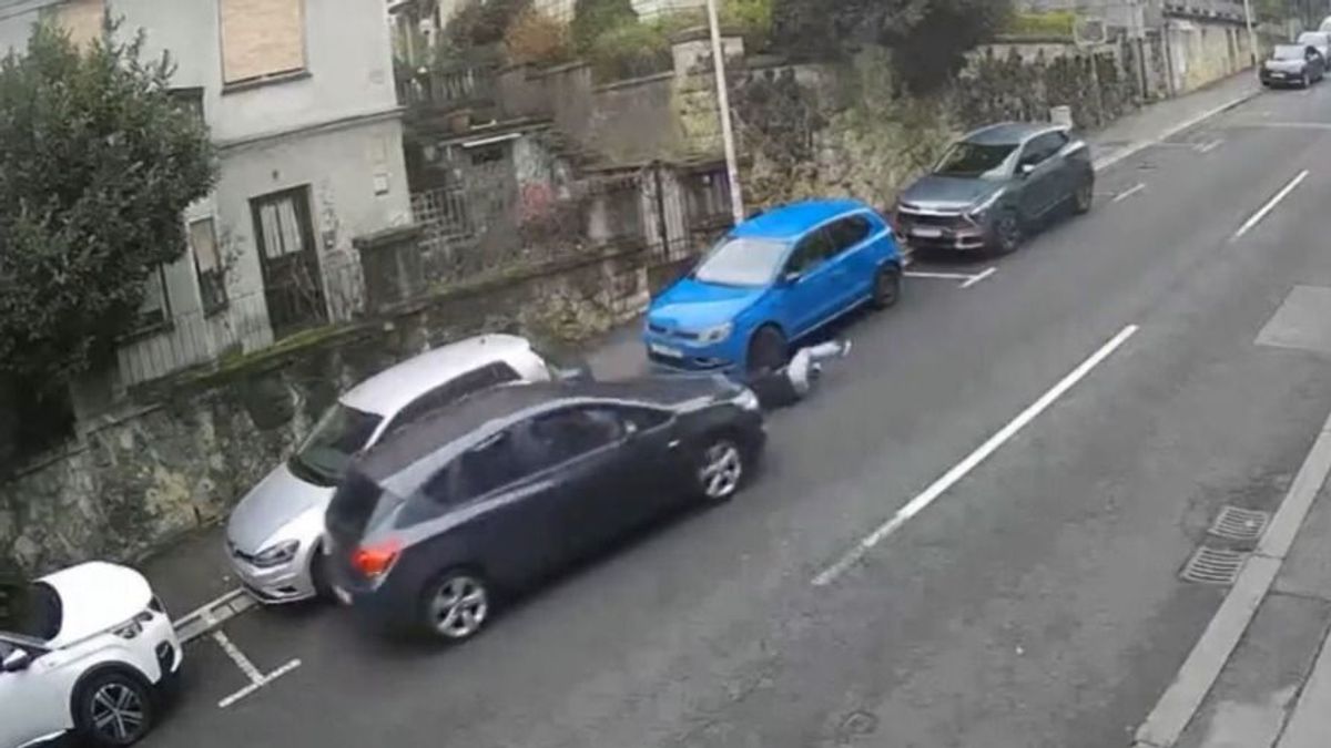 Nem húzta be a kéziféket, a saját autója vonszolta végig a lejtőn egy fiatal nőt (videó)