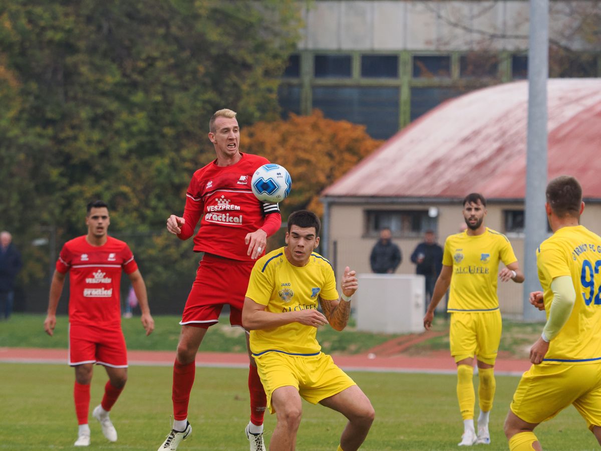 A tabella harmadik helyén telel a veszprémi focicsapat, amely 17 forduló alatt 35 pontot gyűjtött a labdarúgó NB III északnyugati csoportjában.