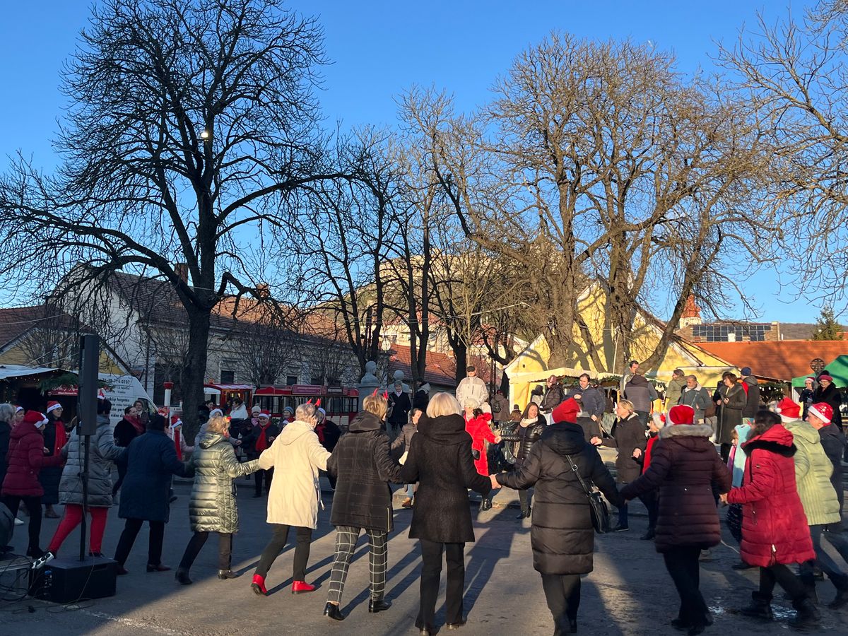 Az Örömtáncosok adventi zenére ropták a táncot a téren