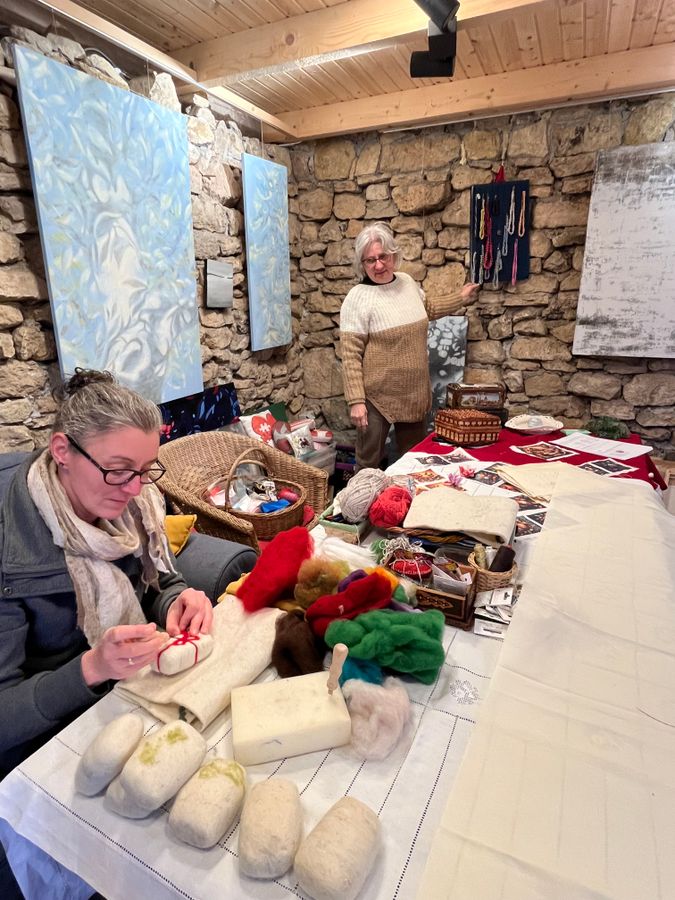A tapolcai Művészkert idén is kinyitotta kapuit az ünnep előtt. A karácsonyi vásárban minden művészet kedvelő találhatott ajándékot.