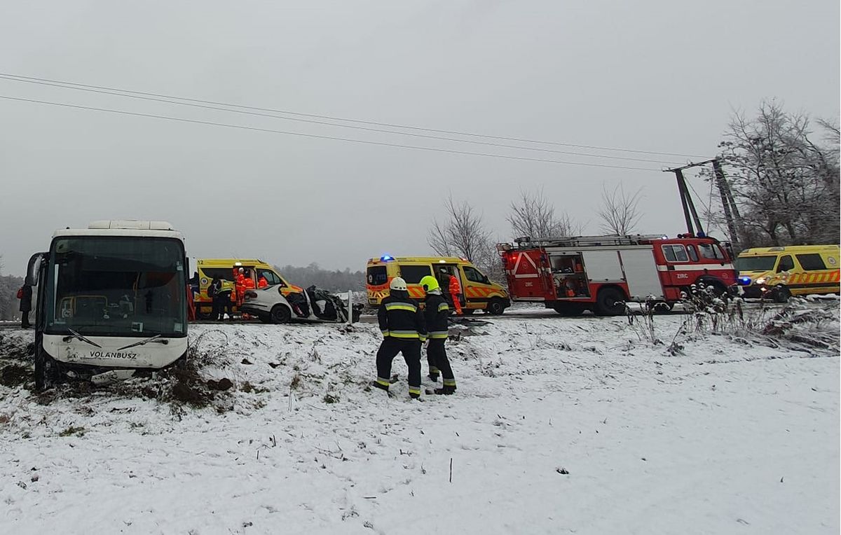 Baleset történt mikuláskor a 82-es főúton Zirc határában, és aztán ugyanitt szenteste napján is, egy veszélyes kanyarban.