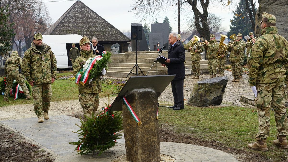 Katonai emlékmű Tapolcán: Katona Ákos alezredes is koszorúzott