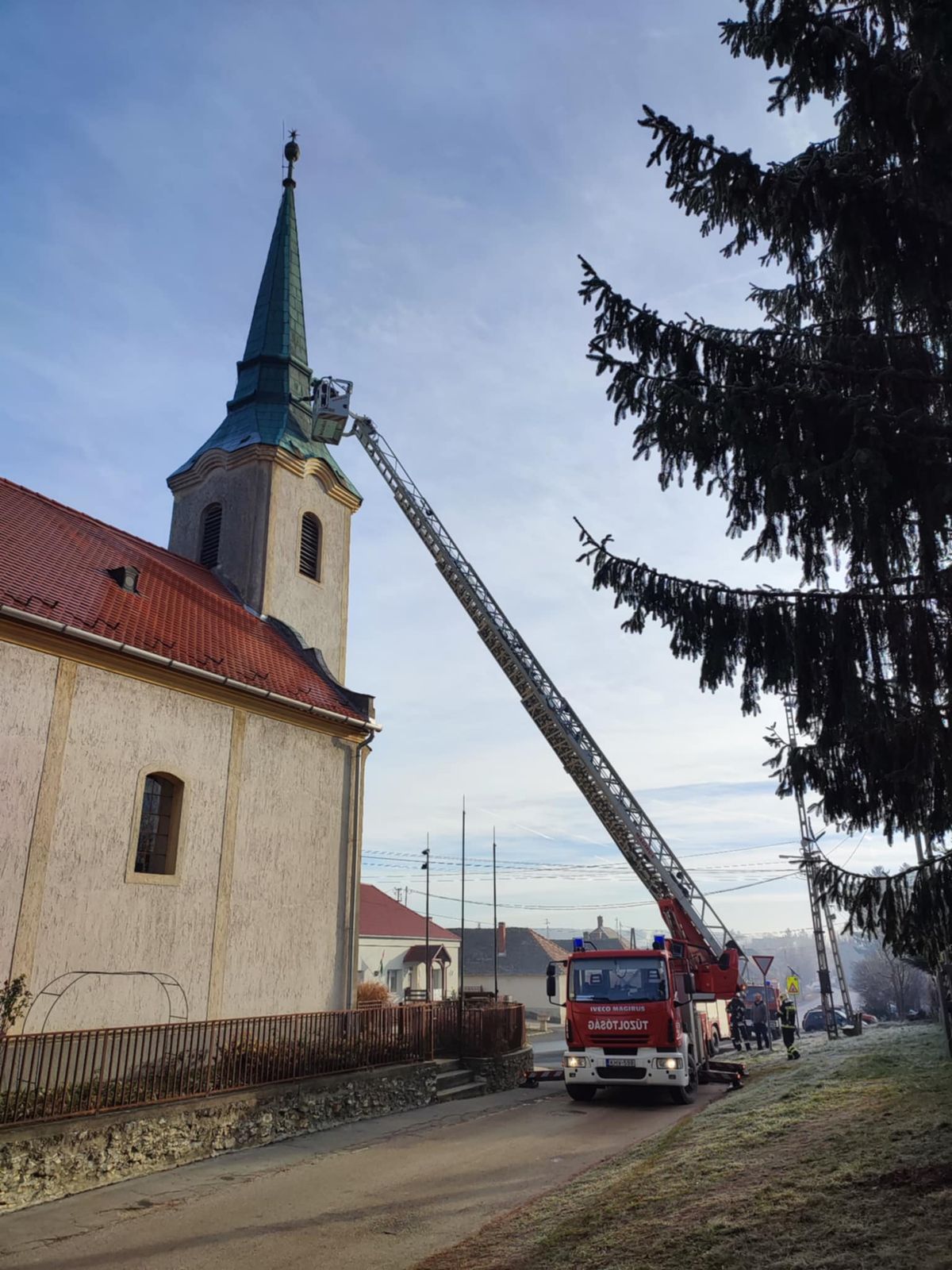Veszélyhelyzet a Bakonyban – A szél miatt elmozdult a helyéről a bakonyszentkirályi református templom toronysisakjának egyik dísze. A veszély elhárításában a tűzoltók segítettek.