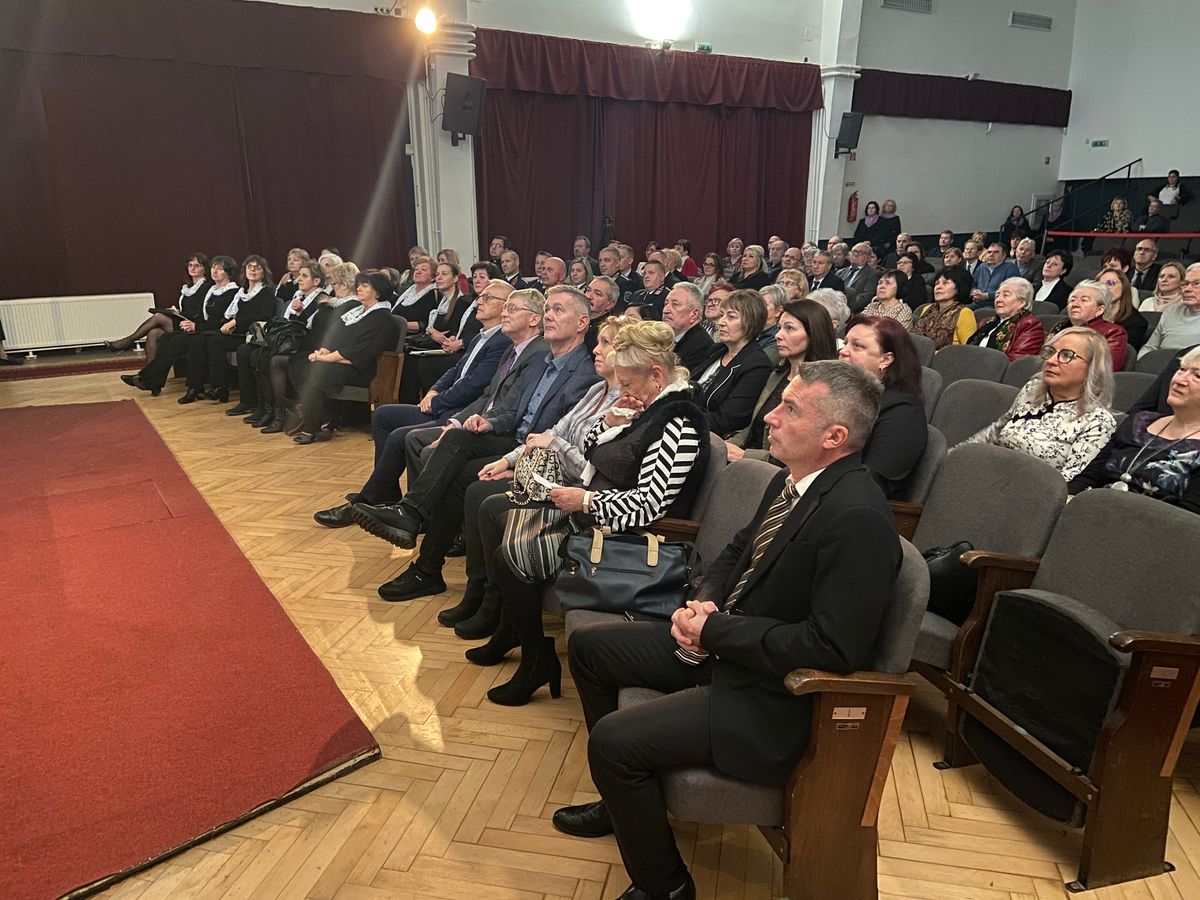 A hagyományos devecseri óévértékelő ünnepséget a művelődési házban tartották. Az eseményen az újév köszöntése sem maradhatott el.