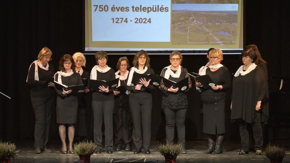 Az ünnepségen a devecseri Gárdonyi Kórus közreműködött