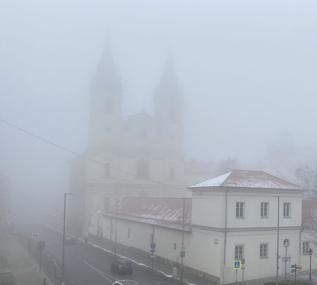 Hétfőn délután ködfátyolba burkolózott a zirci apátság.