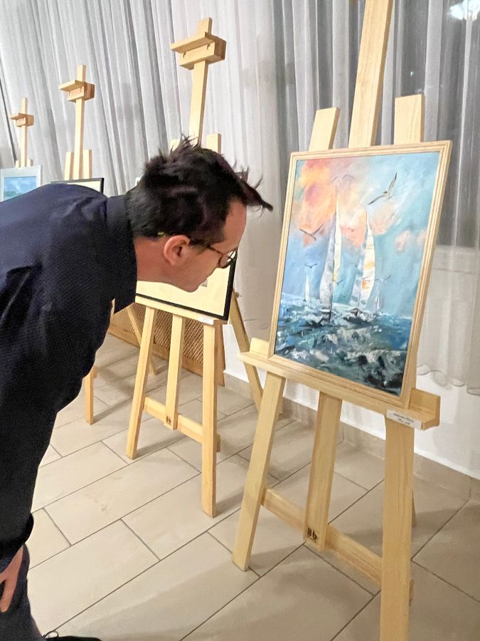 A zsűri véleményét Hegyeshalmi László festőművész tolmácsolva gratulált a kiállítás professzionális rendezéséhez