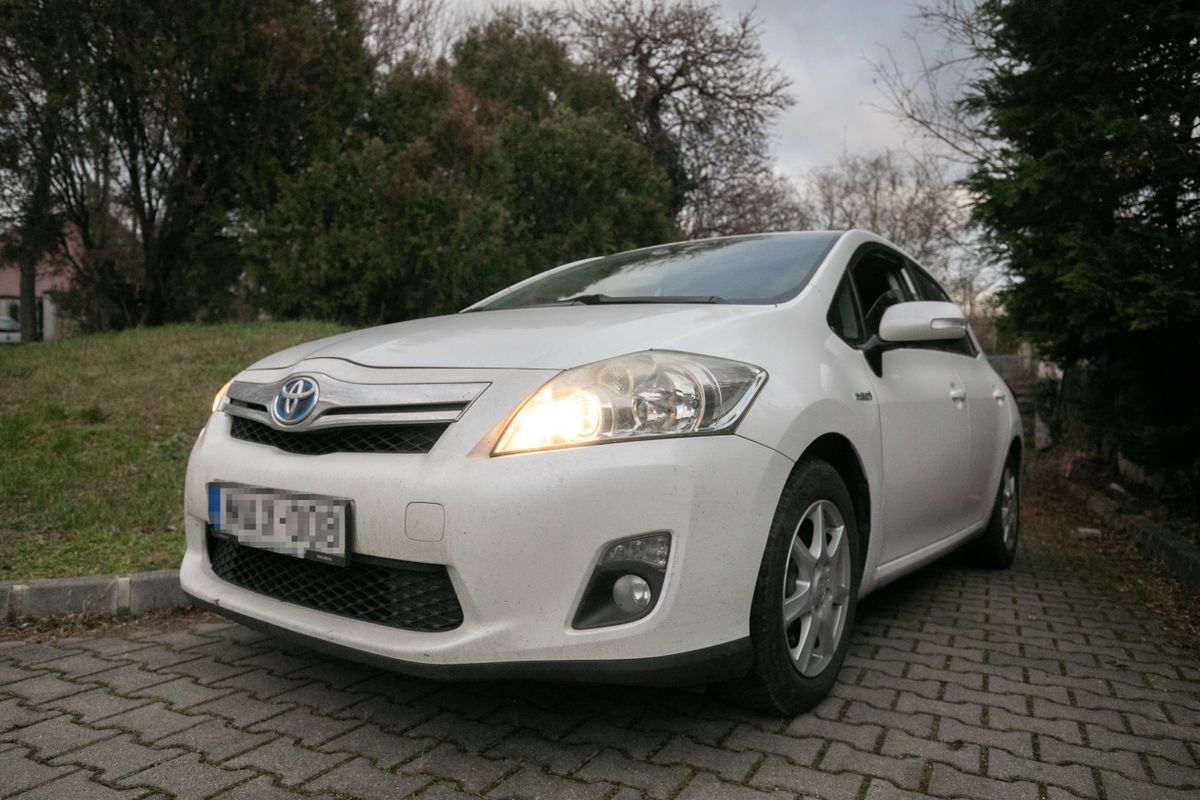 Egy egyszerű kapcsolás, a tompított fényszóróra való váltás, jelentősen csökkentheti a balesetek kockázatát