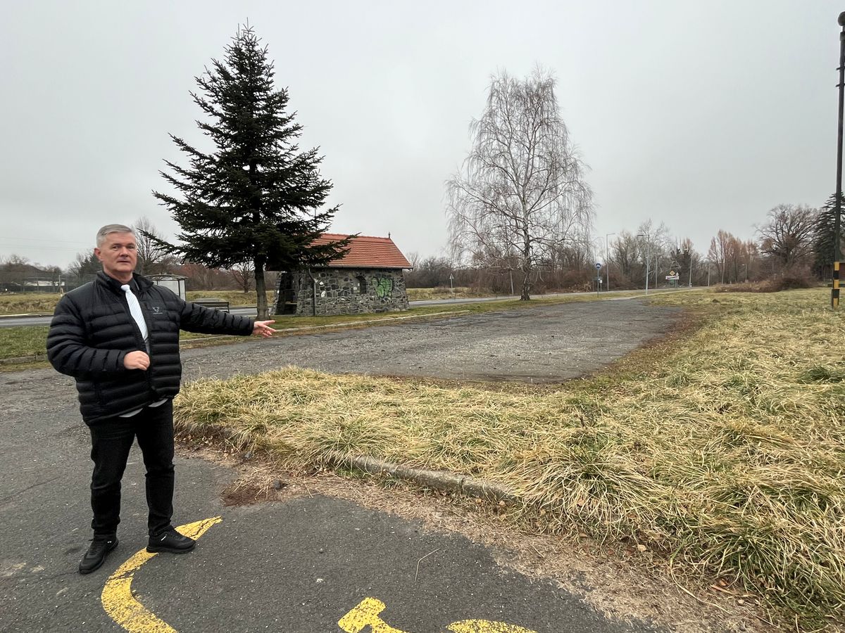A badacsonytomaji vasútállomás melletti parkoló felújítási tervei elkészültek, forrásra várnak. Annál is inkább, hiszen azon áthalad a kerékpárút, amelynek a nyomvonala ott már nagyon rossz állapotú - mutatja Hartai Béla