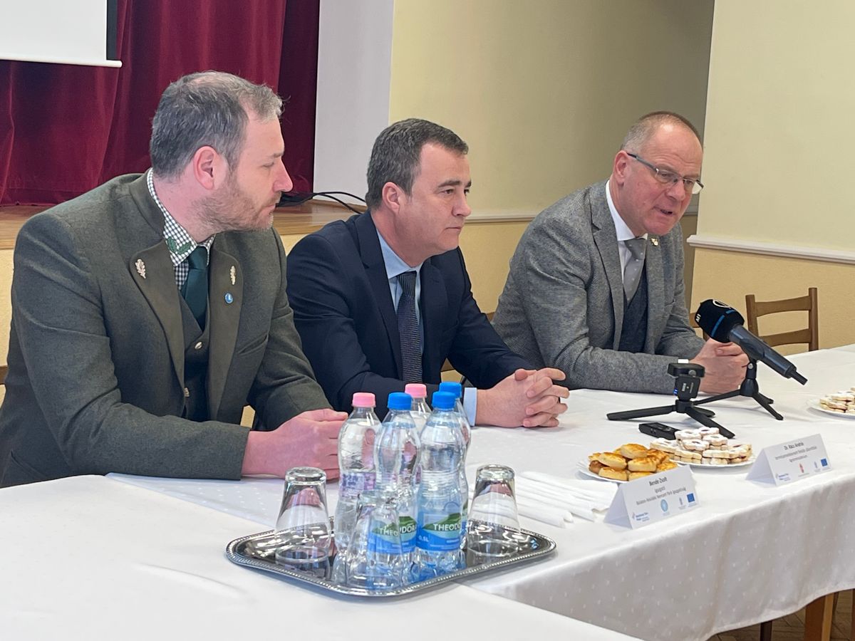 Navracsics Tibor közigazgatási és területfejlesztési miniszter úgy fogalmazott, hogy a térségben a támogatás elköltésének a minősége is fontos.