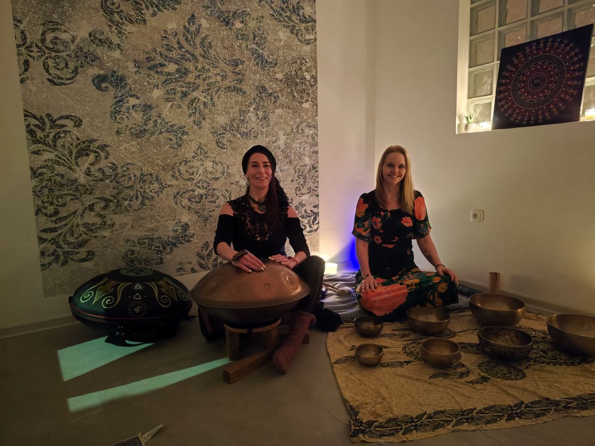 Különleges hangutazáson vehettek részt néhányan, akik Farkas Edit és Németh Ildikó lélek- és szellemgyógyász estjén a meditáció és hangok rezgésének együttes hatására voltak kíváncsiak.