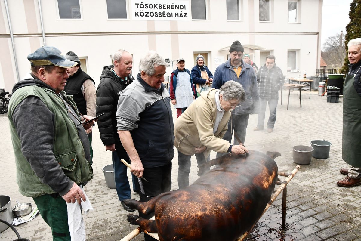 Az Ajka-Tósokberéndi Közösségi Házban több, mint egy évtizede minden télen disznóvágást tartanak. Nem kis munka, de összetartja a közösséget.