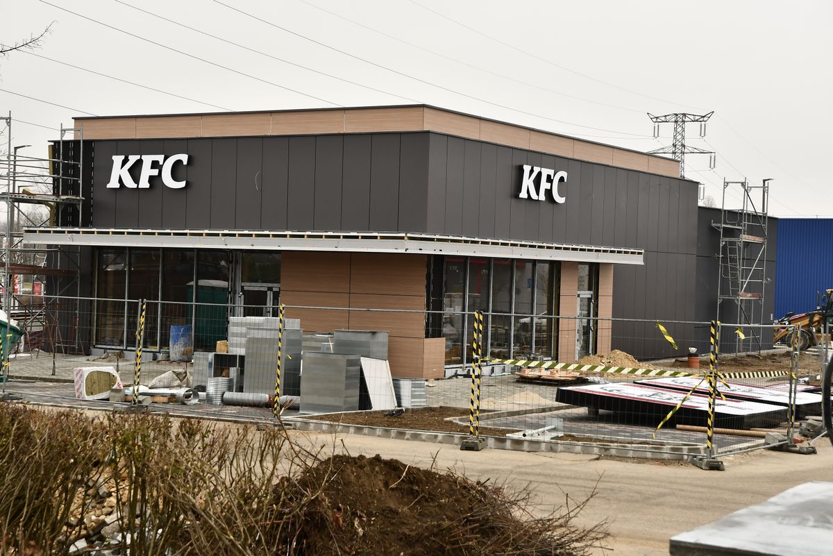 A gyorsétteremlánc hamarosan megnyitja új üzletét Ajkán. A munkások már a tetőt szerelik a KFC épületén.